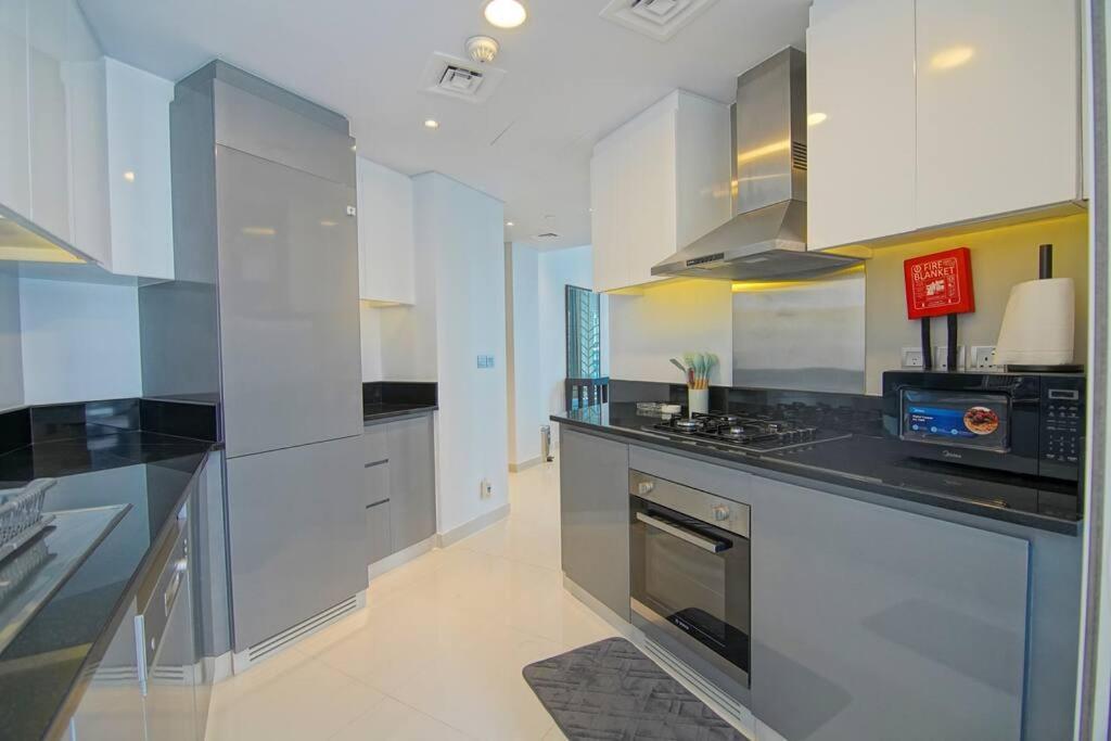 Luxury Hotel Apartment With A Canal View Dubai Exteriör bild