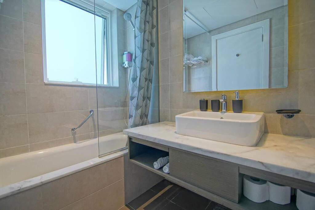 Luxury Hotel Apartment With A Canal View Dubai Exteriör bild
